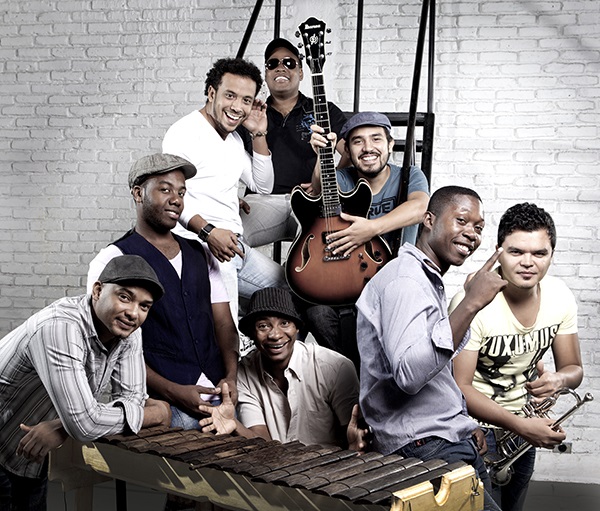 Músicos fotografiados con sus instrumentos.