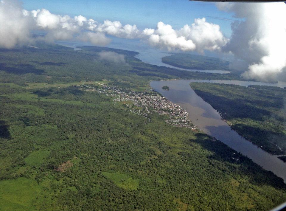 Vista aérea de un río y el poblado circundante.