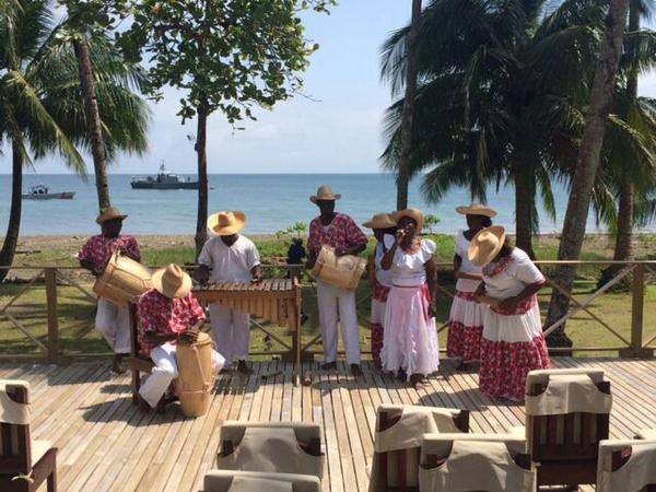 Un grupo de artistas con vestimenta ceremonial.