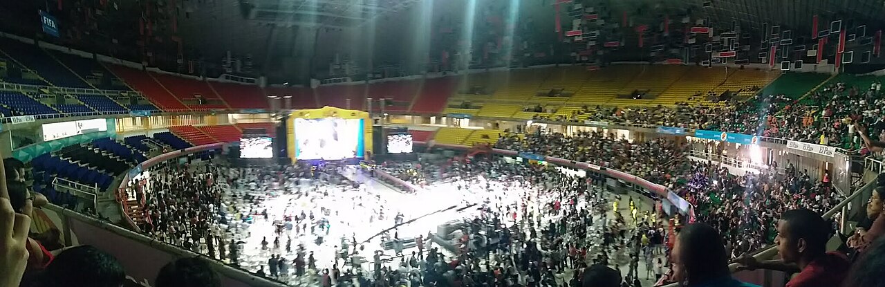 Público del festival reunido en un gran recinto.