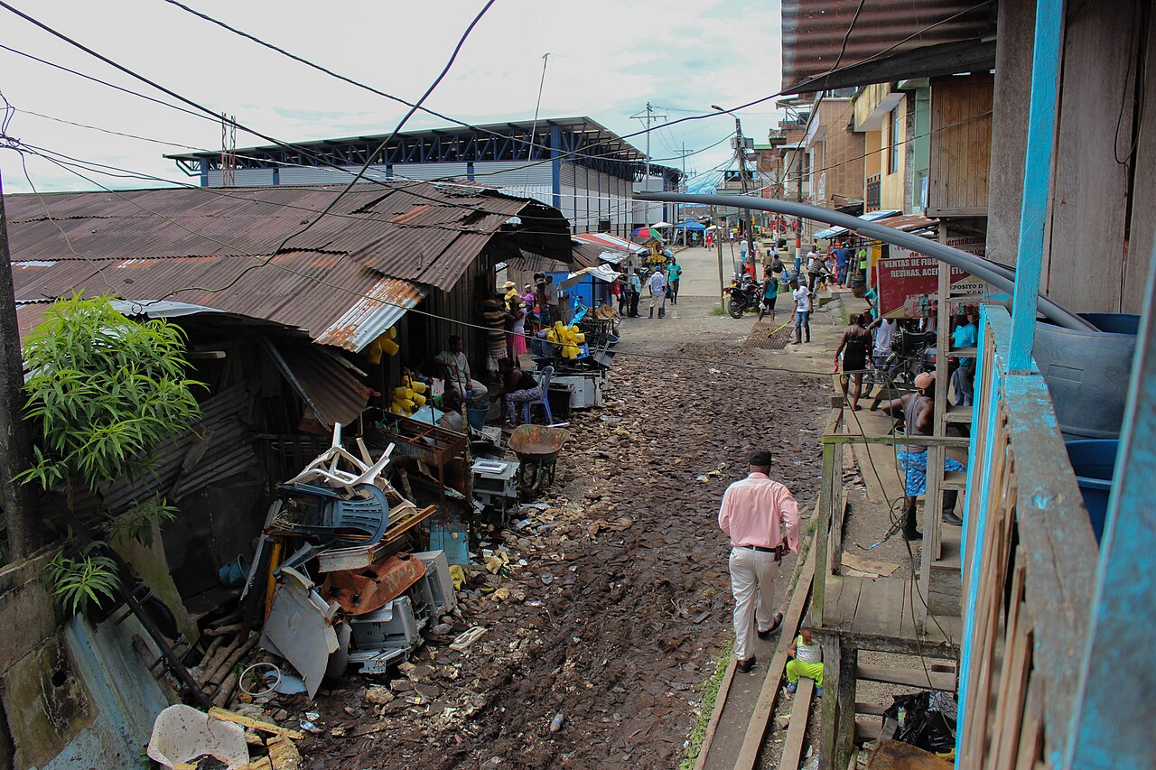 Una calle entre edificios.