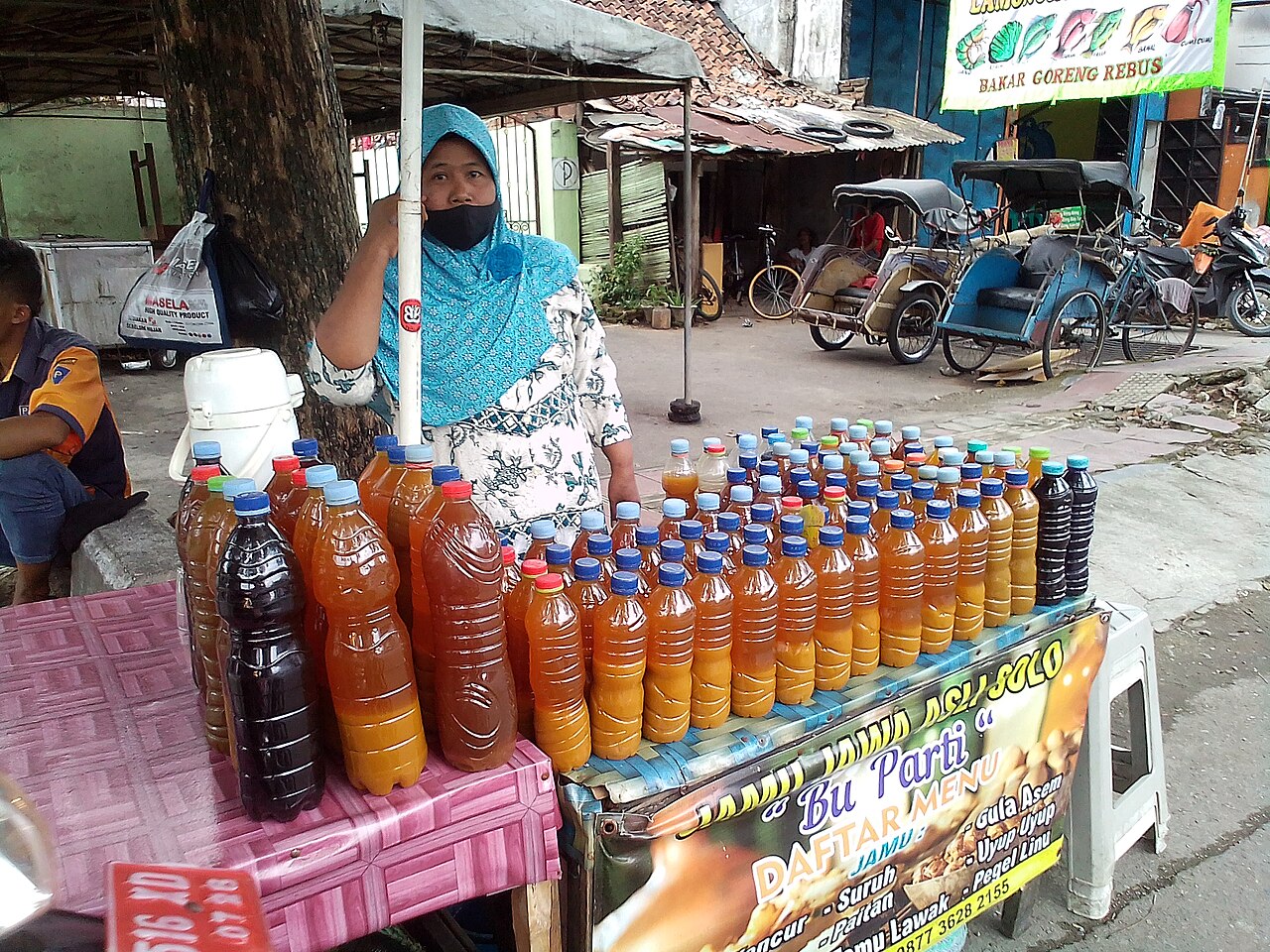 Un carrito callejero de jamu.