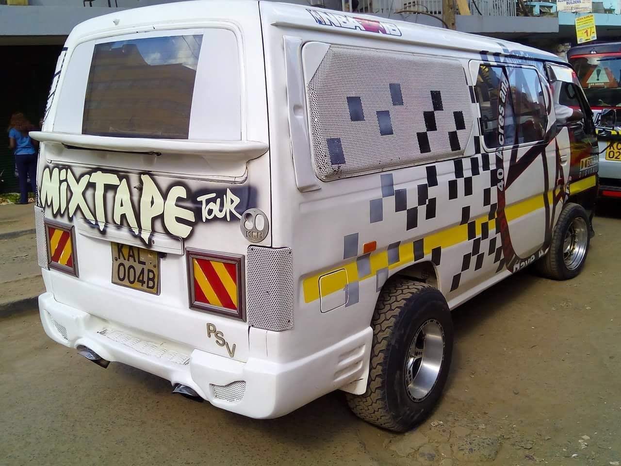 白色小型客车后部写着Mixtape Tour。