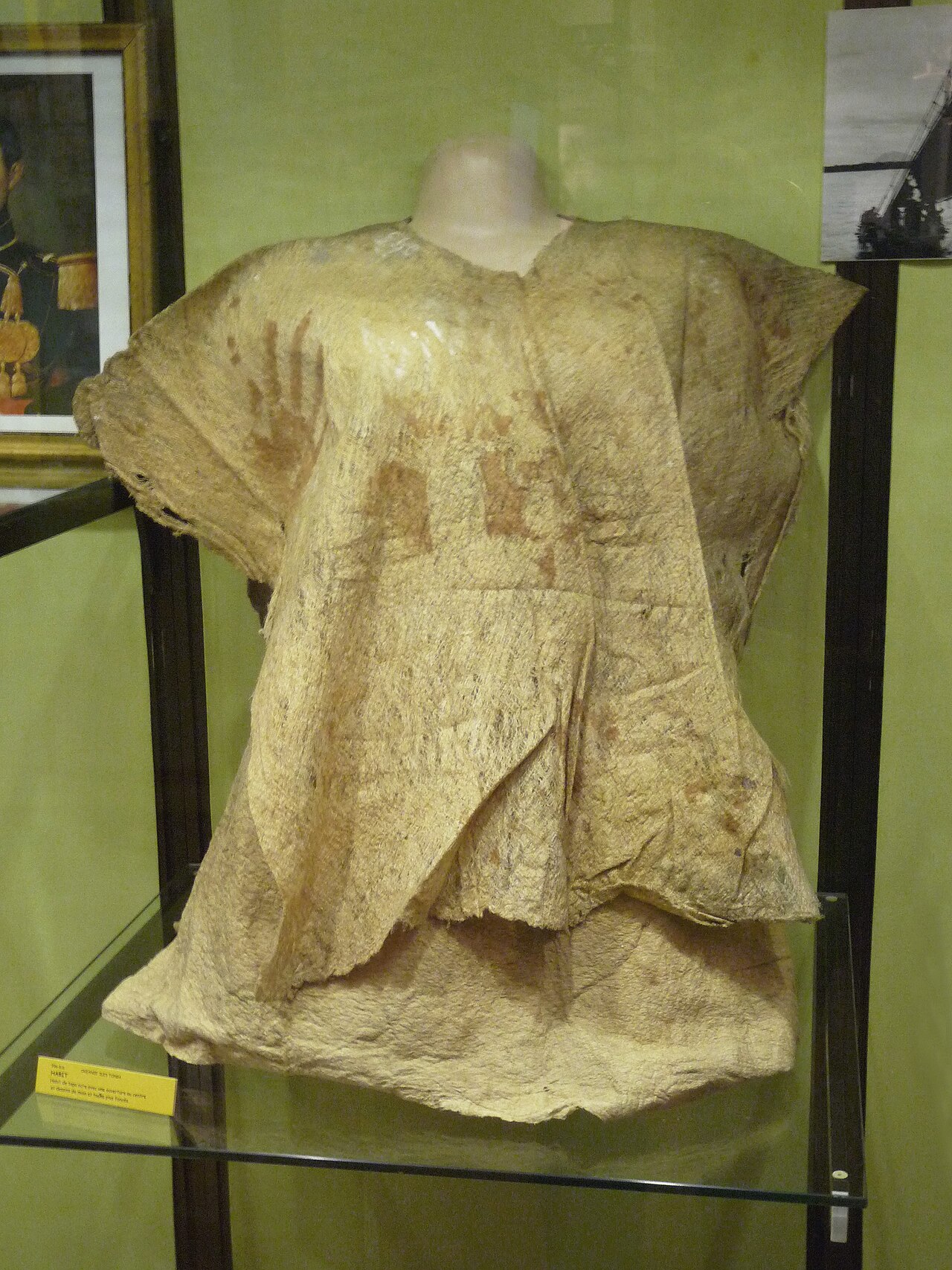 博物馆展柜中的塔帕树皮布服装.