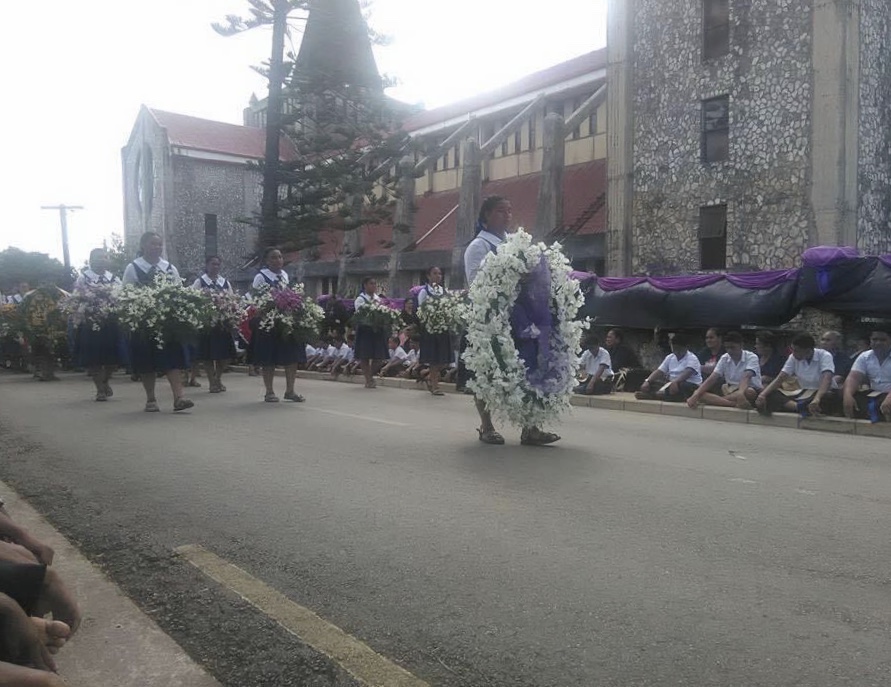 学生在王室葬礼队伍中抬着花圈.