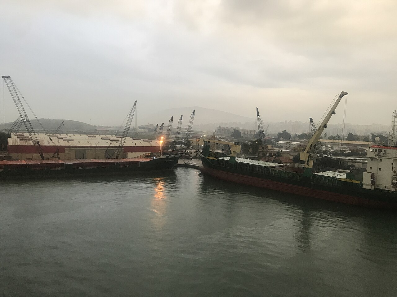Grues dans le port.