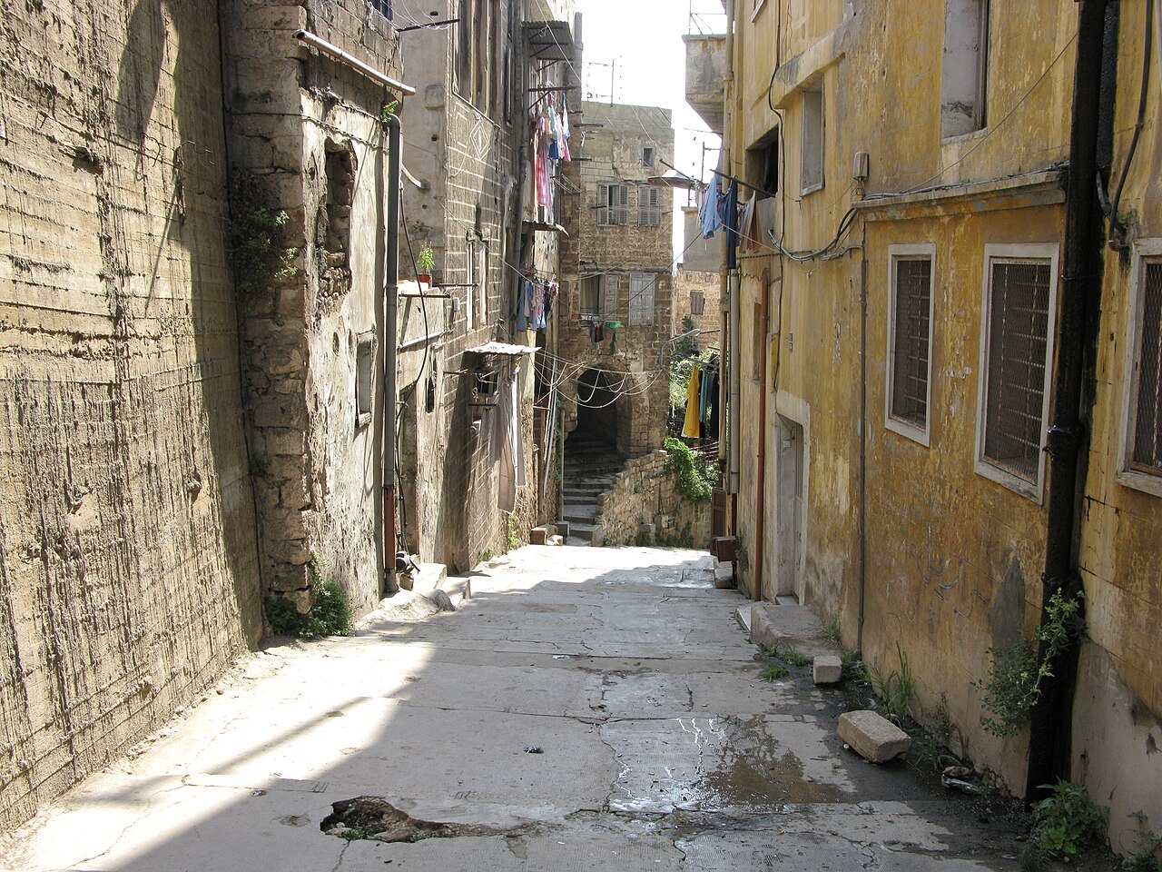 Une ruelle entre des bâtiments anciens.