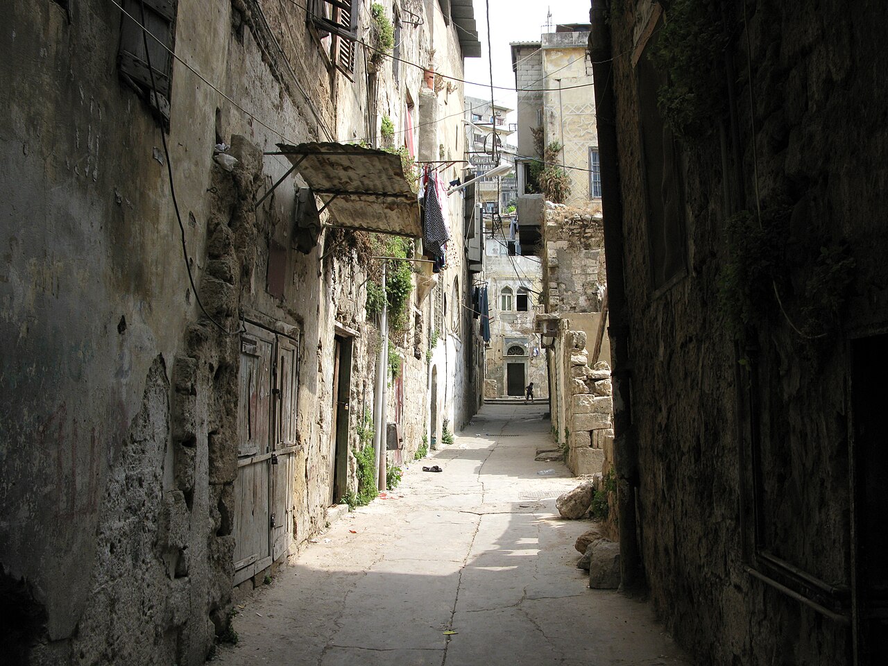 Une rue entre des bâtiments.
