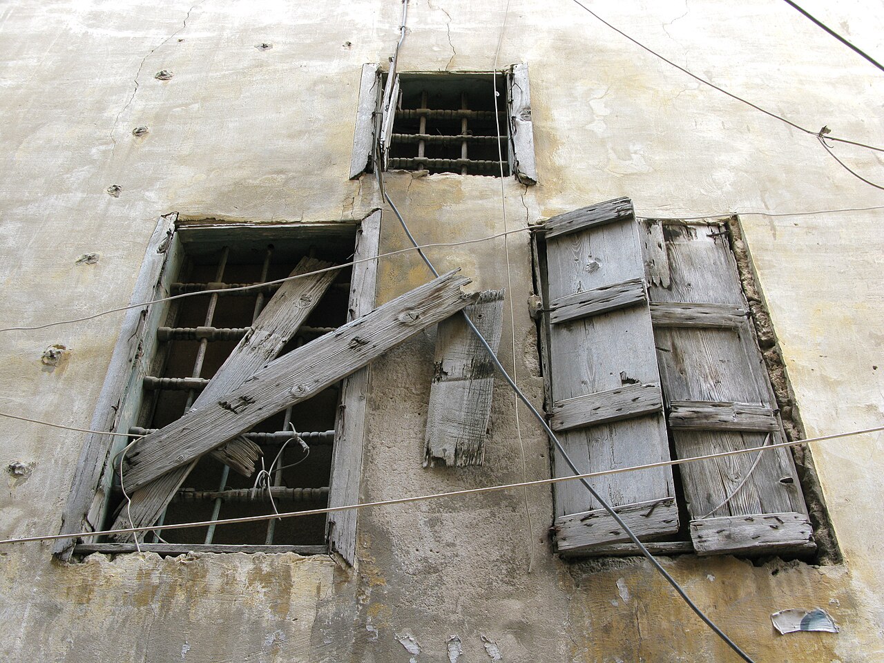 Volets en bois sur un bâtiment ancien.