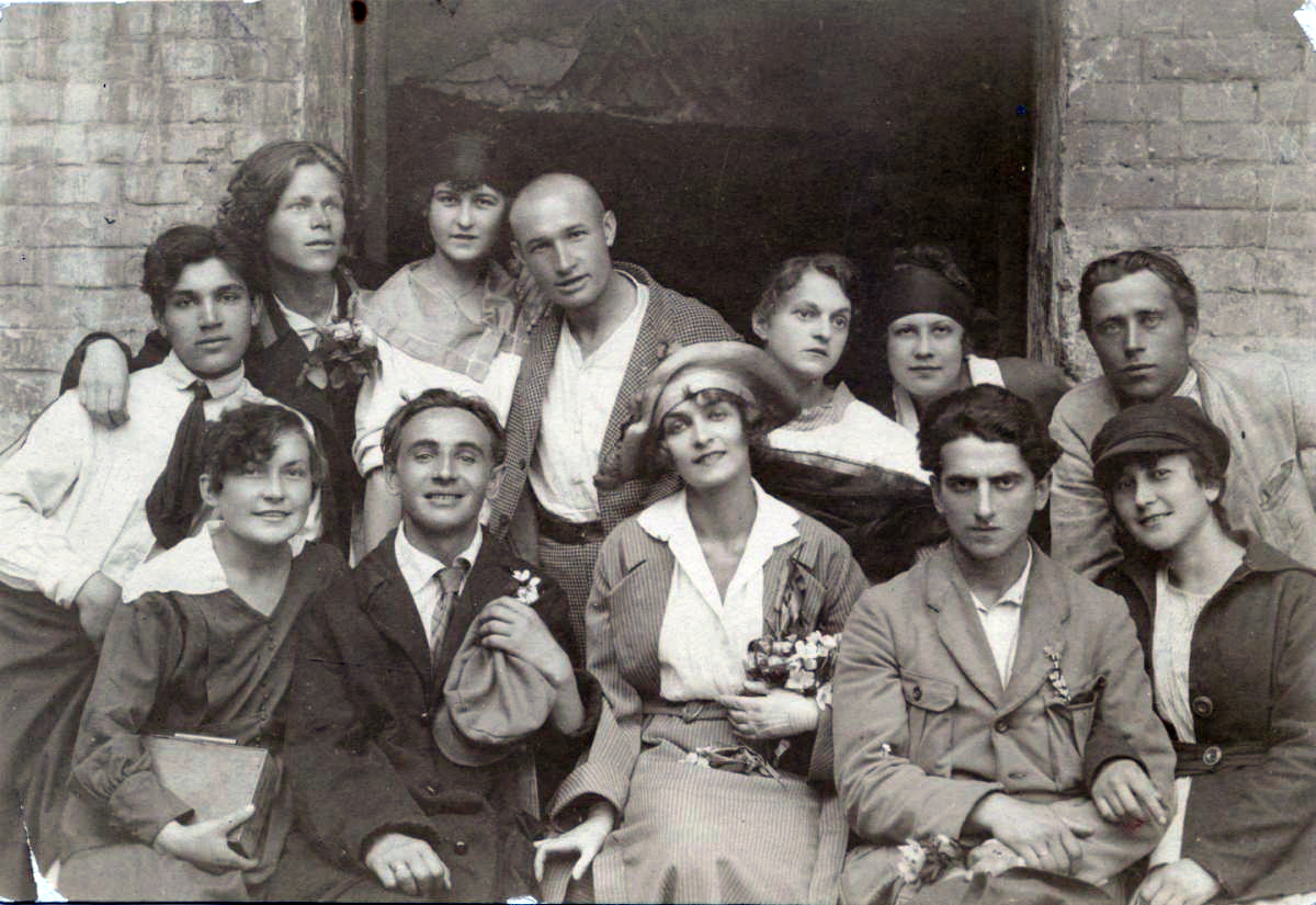 Les Kurbas and members of the Berezil studio, 1922